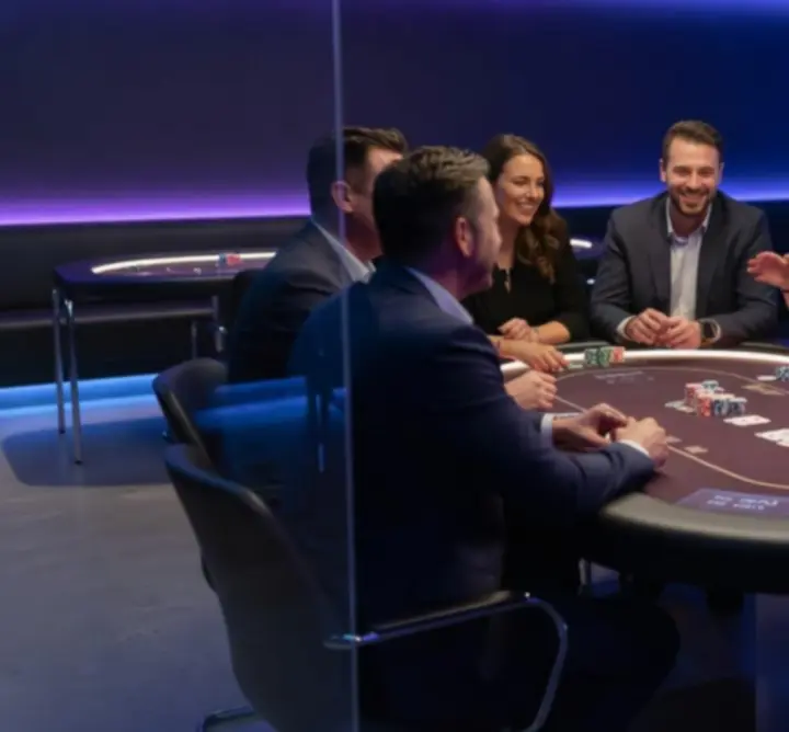 Goście podczas wieczoru pokerowego Velvet Night w eleganckiej, futurystycznej scenerii